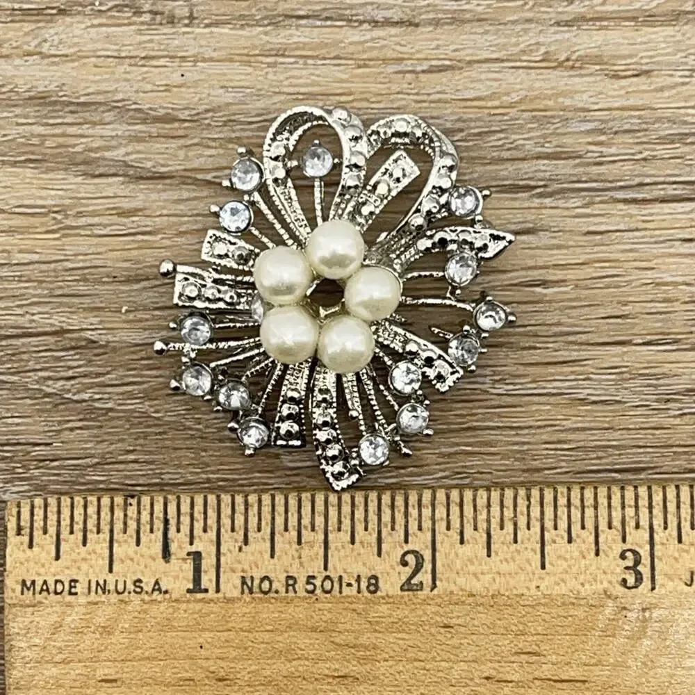 Women Pearl Flower Crystal Scarf Lapel Brooch Pins Costume Brooches Silver Alloy